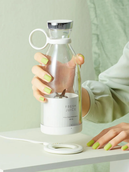 Blender Fresh Juice blanc avec câble de charge magnétique USB posé sur une table